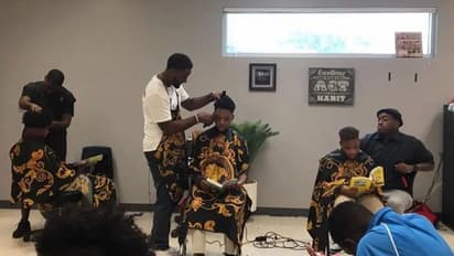 ഇവിടെ സൗജന്യമായി മുടിമുറിക്കാം, പകരം ഉറക്കെ പുസ്‍തകം വായിച്ചുകൊടുത്താല്‍ മതി