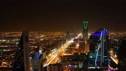 സൗദി അറേബ്യയിലെ യാത്രാനിരോധനം സെപ്തംബർ 15 മുതല് ഭാഗികമായി നീക്കും; ജനുവരി ഒന്ന് മുതല് നിയന്ത്രണങ്ങളില്ല