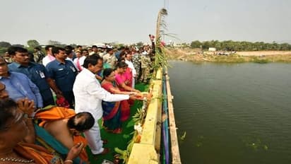 కాళేశ్వరం నీటితో ఉప్పొంగుతున్న మానేరు... సీఎం దంపతుల జలహారతి