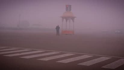 119 വര്ഷത്തിനിടയിലെ റെക്കോര്ഡ് തണുപ്പ്, വിറങ്ങലിച്ച് ദില്ലി; മൂടൽ മഞ്ഞ് അപകടം വിതയ്ക്കുന്നു