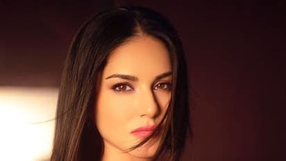 கவர்ச்சியையே வெட்கப்பட வைத்த "ஹாட் குயின்" சன்னி லியோன்... தீயாய் பரவும் செக்ஸி போட்டோஸ்...!