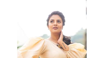 అందంతో సమ్మోహనపరుస్తున్న శ్రీముఖి.. వైరల్ అవుతున్న ఫోటోషూట్