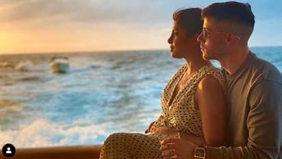 বছরের শেষ লগ্নে ডুবন্ত সূর্যের কোলে অন্তরঙ্গতায় মাতলেন নিক-প্রিয়ঙ্কা, দেখুন চোখধাঁধানো ছবিগুলি