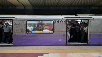 দূরত্ব-বিধি মেনে চলবে কি মেট্রো-লোকাল ট্রেন, করোনাকালে জল্পনা তুঙ্গে