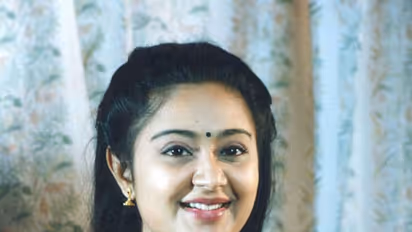 அரசு மருத்துவமனையில் இளம் கதாநாயகி...!!  கவனிக்க ஆள் இல்லாமல் அவதிப்படுவதாக பரபரப்பு..!!