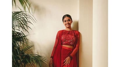 சிம்பிள் மேக்கப்.... சிரித்த முகம்... சிவப்பு நிற உடையில் அசால்ட் செய்யும்  கீர்த்தி சுரேஷ்...!