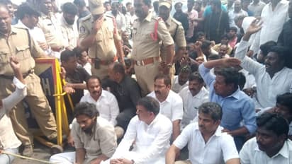 కాల్చుకొంటే కాల్చండి: అడ్డుకొన్న పోలీసులపై పవన్ ఫైర్