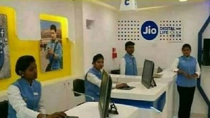 Jio jobs: రిలయన్స్ జియోలో ఉద్యోగాలు... డిగ్రీ, పీజీ అర్హత ఉంటే చాలు