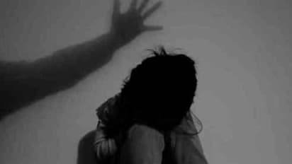 প্রতিবেশীদের মধ্যে ছুটকো ঝামেলা, তালাবন্ধ করে জীবন্ত পোড়ানো হল ১৩ বছরের কিশোরীকে