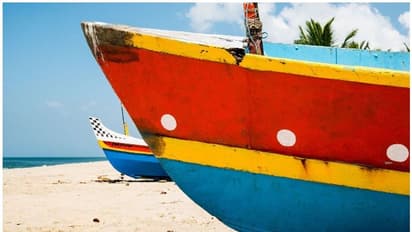 മത്സ്യബന്ധന വള്ളം തിരയില്‍പ്പെട്ടു മറിഞ്ഞു