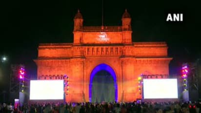 স্বাগত নববর্ষ ২০২০,  আতশের আলোর ঝলকানিতে মাতল গোটা বিশ্ব