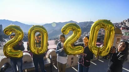 आतिशबाजी, धूम धड़ाका कुछ ऐसे हुआ New Year 2020 का स्वागत, तस्वीरें देख हो जाएगा दिल खुश