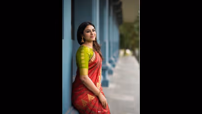 தக தகன்னு பட்டு சேலை கட்டி மனம் மயக்கும் புசு புசு இந்துஜா! மிதமான கவர்ச்சியில் மிரட்டல் கிளிக்ஸ்!