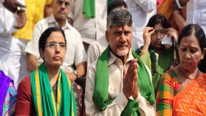 మీ తర్వాతే మమ్మల్ని పట్టించుకొంటారు: బాాబుపై భువనేశ్వరి