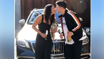 নিকের ঠোঁটে প্রিয়ঙ্কার উষ্ণতা ভরা চুম্বন, বর্ষবরনের এই ছবি এখন ভাইরাল