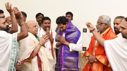 PhotoGallery: సీఎం జగన్ కు నూతన సంవత్సర శుభాకాంక్షల వెల్లువ, ఆశీర్వచనాలు