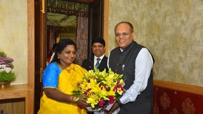 గవర్నర్ తమిళిసైని కలిసిన సీఎస్ సోమేశ్ కుమార్