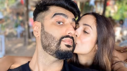 नए साल में मलाइका ने खुल्लम खुल्ला किया प्यार का ऐलान, पहली बार अर्जुन को Kiss करती आईं नजर