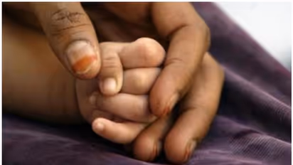 বাবা দেশের করোনা যোদ্ধা, বিনা চিকিৎসায় মৃত্যু হল চিকিৎসকের ১৫ মাসের অসুস্থ কন্যার