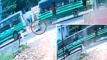 കൂട്ടിയിടിച്ച ബസുകള്ക്കിടയില് ഞെരിഞ്ഞമര്ന്ന് ബൈക്ക് യാത്രികന്, ഞെട്ടിക്കുന്ന ദൃശ്യങ്ങള്!