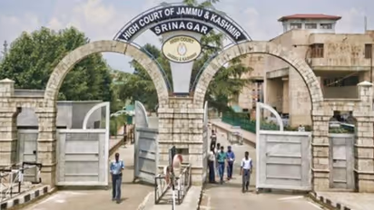ಕಾಶ್ಮೀರದಲ್ಲಿ ಹೊರಗಿನವರಿಗಿಲ್ಲ ಉದ್ಯೋಗ ಅವಕಾಶ: ಆದೇಶ ಹಿಂಪಡೆದ ಕೋರ್ಟ್!