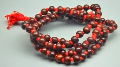 परेशान हैं शनि की साढ़ेसाती और ढय्या से तो शनिवार को गले में पहनें लाल चंदन की माला