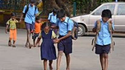 ಶೈಕ್ಷಣಿಕ ವರ್ಷದ ಕೊನೆ ಹಂತ ತಲುಪಿದ್ರೂ ಇನ್ನೂ ವಿತರಣೆಯಾಗಿಲ್ಲ ಶೂ, ಸಾಕ್ಸ್ ..!