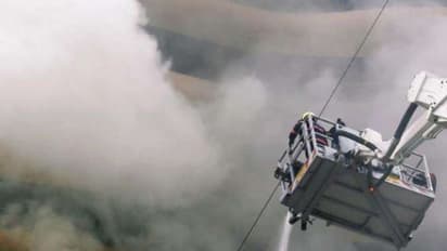 ദില്ലിയിൽ വൻ തീപിടിത്തം; രക്ഷാപ്രവര്‍ത്തനത്തിനിടെ ഫയര്‍ ഫോഴ്സ് ഉദ്യോഗസ്ഥൻ കുടുങ്ങി