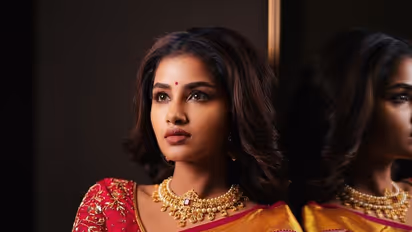 "கொடி" சுழலியா இது?... பளபளக்கும் பட்டுப்புடவையில் ரசிகர்களை கிறங்கடிக்கும் அனுபமா பரமேஸ்வரன்...!