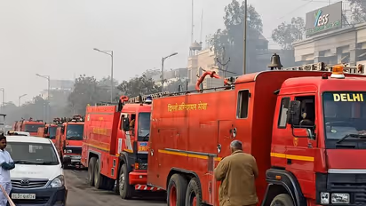 Delhi में भीषण आग, सदर बाजार में सात कार सहित कम से कम एक दर्जन गाड़ियां जली