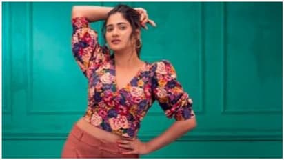 லாஸ்லியாவின் முதல் போட்டோ ஷூட்டை மீம்ஸ் போட்டு கலாய்க்கும் நெட்டிசன்கள்... கொந்தளிப்பில் ஆர்மி ஃபேன்ஸ்...!