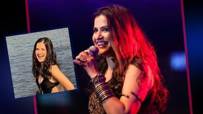 সাদা পোশাকে উন্মুক্ত ক্লিভেজে ছবি পোস্ট সোনার, স্টিরিওটাইপ নিয়ে কড়া জবাব গায়িকার