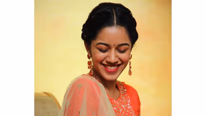 ஆரஞ்சு நிற சல்வாரில் இளசுகளை கிறங்கடிக்கும் "சாம்பியன்" நடிகை மிருணாளினி... கொழு, கொழு லுக்கில் செம்ம க்யூட்...!