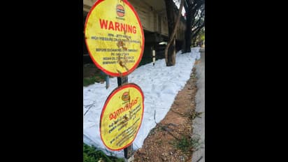 പൊളിഞ്ഞ് വീഴാനായി മരുന്ന് നിറച്ച് മരട് ഫ്ലാറ്റുകള്‍; ഭീതിയോടെ നാട്ടുകാര്‍