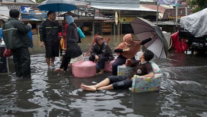 নতুন বছরের শুরুতেই মৌসুমী বৃষ্টি, ভাসছে ইন্দোনেশিয়ার রাজধানী