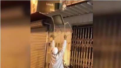 കെട്ടിടത്തിന് മുകളില് കുടുങ്ങിപ്പോയ പൂച്ചയ്ക്ക് രക്ഷകനായി വൃദ്ധന്