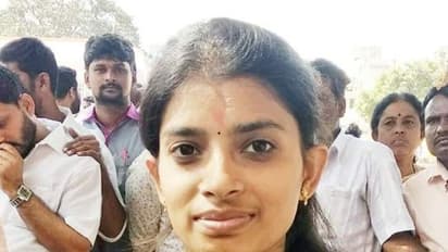 பஞ்சாயத்து தலைவரானார் 21 வயது கல்லூரி மாணவி..! இளைஞர்களுக்கு பெரும் உற்சாகத்தை கொடுத்த ஜெய் சந்தியா ராணி..!