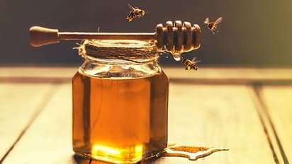 തേനിന് ഇത്രയും ​ഗുണങ്ങളോ...?