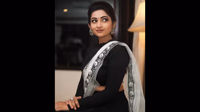 'லட்சுமி ஸ்டோர்' சீரியல் நடிகை நக்ஷத்ரா கருப்பு புடவையில் வெளியிட்ட ஹாட் போட்டோ கேலரி!