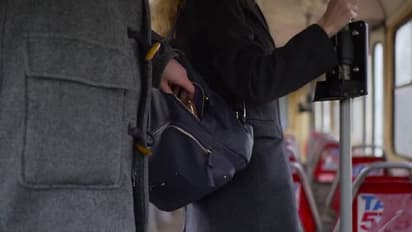 ബസ്സിൽ പോക്കറ്റടി: പാസ്വേർഡ് എടിഎം കാർഡിൽ കുറിച്ച വിദ്യാർത്ഥിക്ക് നഷ്ടമായത് ഒരു ലക്ഷത്തോളം രൂപ