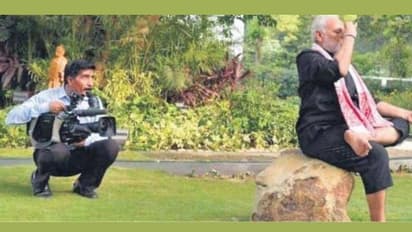 ഇതാണ് പ്രധാനമന്ത്രി നരേന്ദ്രമോദിയുടെ ചിത്രങ്ങള് ഒപ്പിയെടുക്കുന്ന ആ ഫോട്ടോഗ്രാഫര്