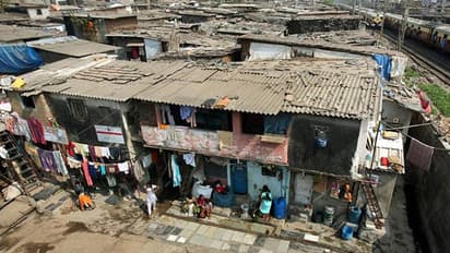 PMAY को भुनाने के लिये BJP ने झुग्गी झोपड़ी कॉलोनियों में लगाए PM मोदी के होर्डिंग