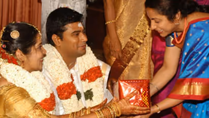 15 வருடத்திற்கு முன் மகள் திருமணத்தை மிரட்டலாய் நடத்திய நடிகர் சிவகுமார்! சூர்யா - கார்த்தியின் சகோதரி பிருந்தா வெட்டிங் கேலரி!