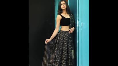 குழந்தை பெற்ற பின் அழகில் மெருகேறி ஜொலிக்கும் அஞ்சனா..! ரசிகர்களை குதூகல படுத்தும் லேட்டஸ்ட் கிளிக்ஸ்!