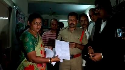 బట్టలు చించేసి, ఒంటిపై గాట్లు పడేలా: పోలీసులపై మందడం మహిళల ఫిర్యాదు