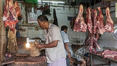 ರಸ್ತೆ ಬದಿಯಲ್ಲೇ ಕುರಿ-ಕೋಳಿ ಕಡೀತಾರೆ, ಜನ ಮೂಗು ಮುಚ್ಕೋತಾರೆ..!