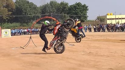 ಆನೆಗೊಂದಿ ಉತ್ಸವಕ್ಕೆ ದಿನಗಣನೆ: ಪ್ರೇಕ್ಷಕರ ಮೈನವಿರೇಳಿಸಿದ ಬೈಕ್ ಸ್ಟಂಟ್