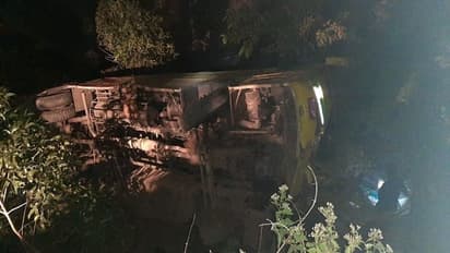 కర్ణాటకలో లోయపడ్డ ఏపీ బస్సు, విద్యార్థి మృతి: జగన్ ఆరా