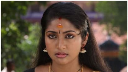 തിരിച്ചുവരവില് 'തീ' യുമായി നവ്യാ നായര്