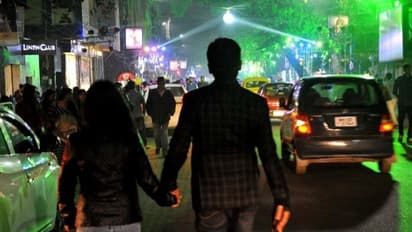 পার্কস্ট্রিটে চলন্ত বাসে তরুণীর শ্লীলতাহানি, কান্নায় ভেঙে পড়লেন নির্যাতিতা